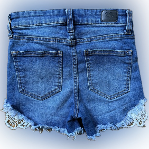 Girls celebrity pink cut off lace jeans shorts - Picture 2 of 3